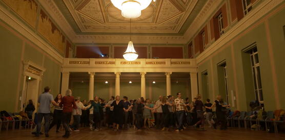 Menschen tanzen in einem Festsaal