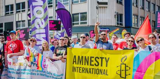 Viele Menschen bei einer Demonstration mit Transparenten u.a von Amnesty International