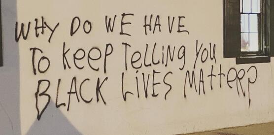 Foto eines Graffiti-Schriftzuges auf einer Hauswand: Why do we have to keep telling you black lives matter?"