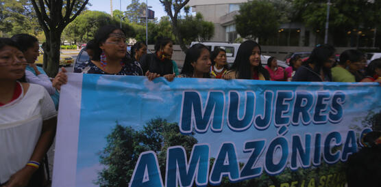 Frauen halten ein Transparent mit dem Schriftzug "Mujeres Amazinicas" in die Höhe.