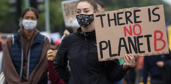 Demonstrierende bei der Klimademo, sie tragen Schilder mit Aufschriften wie "There is no Planet B"