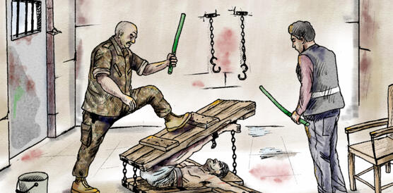 Die Illustration zeigt eine Folterszene: Die gefolterte Person liegt am Boden auf dem Rücken, Beine und Arme sind an Holzlatten festgebunden, wobei die Beine der Person über den Kopf gedrückt werden. Zwei Personen, die die Folter durchführen halten Schlagstöcke in der Hand. 