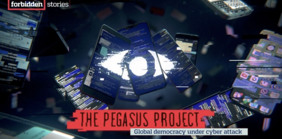 Das Bild zeigt eine Visualisierung: Auf dunklem Hintergrund sind Smartphones zu sehen, ihre leuchtenden Displays bilden ein Auge, auf rotem Hintergrund steht "The Pegasus Project"