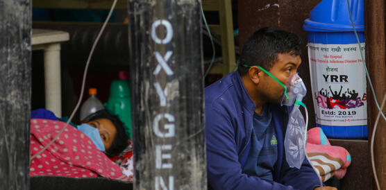 Das Bild zeigt einen Mann mit Sauerstoffmaske