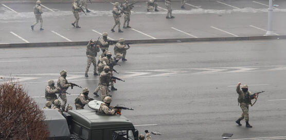 Das Bild zeigt mehrere Soldaten mit Gewehren