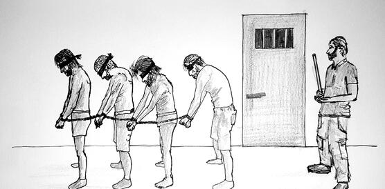Diese Zeichnung zeigt vier Männer mit Augenbinden und freiem Oberkörper, die hintereinander und aneinandergekettet gekrümmt vor einem Gefängniszelle stehen. Hinter ihnen steht eine Wache mit einem Schlagstock in der rechten Hand.