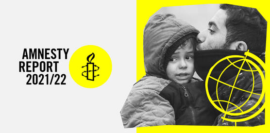 Das Bild zeigt eine Colllage, rechts ein Foto mit einem Vater und Kind, links der Schriftzug "Amnesty Report 2021/2022"