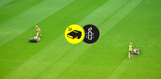 Ein sattgrünes Fußballfeld, auf dem zwei Menschen den Rasen mähen. In der Mitte ist eine Illustration eingefügt: Auf einem gelben Kreis eine schwarze Trillerpfeife und auf einem schwarzen Kreis eine weiße Kerze. 