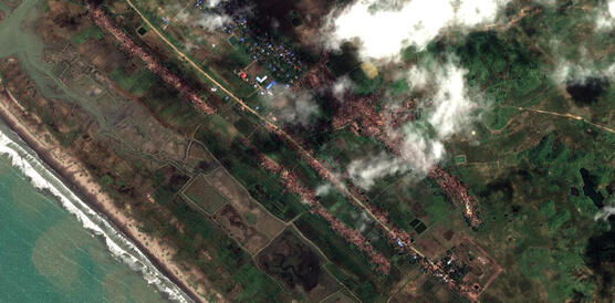 Das Bild zeigt eine Satellitenaufnahme, zu sehen sind Rauchwolken
