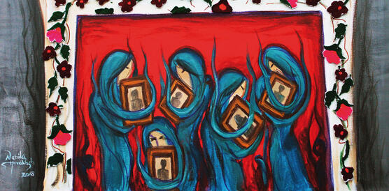 Ein Gemälde, das eine Gruppe Frauen in afghanischer Tracht zeigt, die alle jeweils ein gerahmtes Bild vor ihrem Körper tragen und es umarmen.