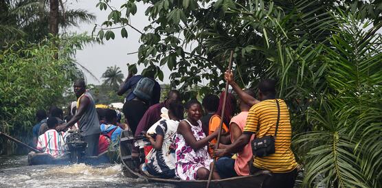 Menschen in einem überfüllten Boot
