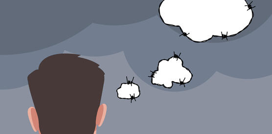 Illustration im Comic-Stil: Eine Person denkt nach, die Gedankenblasen über seinem Kopf sind durch Stacheldraht umzäunt.