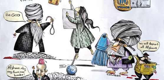 Zeichnung im Cartoon-Stil: Eine junge Frau mit einem Zeichenbrett in der Hand und offenem langen Haar  greift in den Himmel, wo eine Taube fliegt; die Frau trägt eine Fußfessel mit einer Kugel, auf der "EU- false promises" geschrieben steht. Um die Frau herum die Grenzen zur Türkei, zum Iran, zu Afghanistan und Pakistan. Erdogan, ein Mullah, ein Taliban und ein pakistanischer General posieren wie Grenzer und versperren den Weg in ihre Länder. Am Himmel fliegt ein gerupftes Huhn mit menschlichem Gesicht.