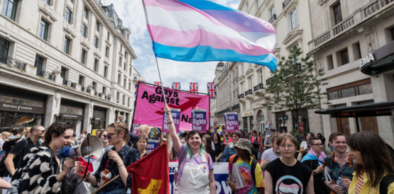Trans Pride Protestmarsch im Juli 2023 in London.