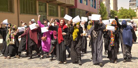 Das Bild zeigt Frauen mit Protesschildern