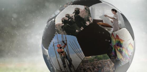 Das Foto zeigt einen Fußballball auf einer Wiese, auf dem einzelne Foto abgedruckt sind. Zum Beispiel eine Demonstration oder behelmte Polizisten mit Schutzschilden im Einsatz.