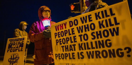 Mehrere Personen mit Protestschildern