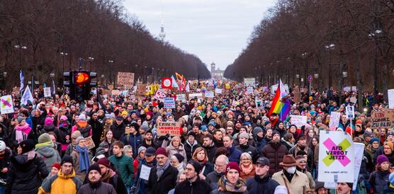 Das Bild zeigt tausende Menschen mit Protestplakaten