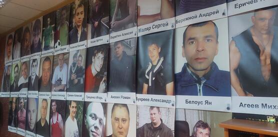 Eine Wand mit vielen Fotos