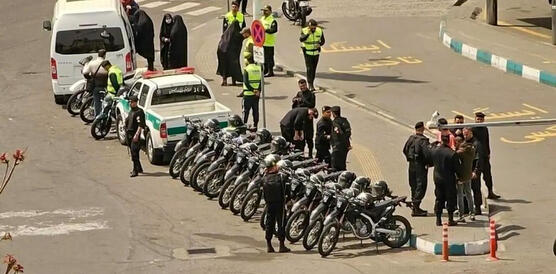 Sicherheitskräfte an einem Kontrollpunkt mit zahlreichen Motorrädern