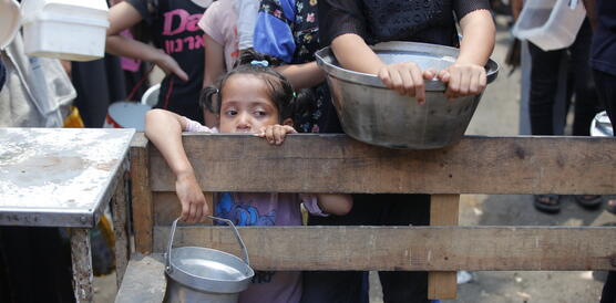 Ein Kind mit einer leeren Schüssel