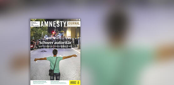 Collage eines Magazinstitels, darauf zu sehen: Ein junger Mann, der vor vielen Polizisten steht