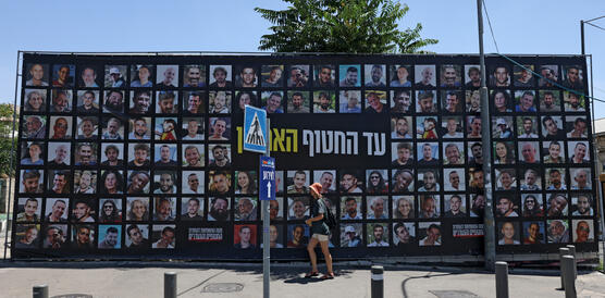 Plakatwand in Jerusalem mit Fotos von Geiseln, die am 7. Oktober 2023 von der Hamas und anderen palästinensischen Gruppen aus Israel in den Gazastreifen verschleppt wurden.
