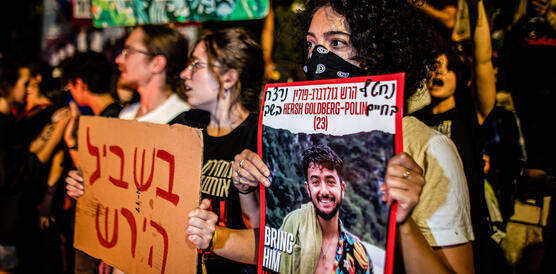 Viele Menschen mit Protestplakaten