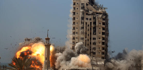 Große Explosion und Feuerball im unteren Teil eines ohnehin schon teilweise zerstörten Hochhauses