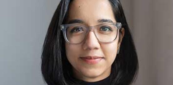 Eine junge Frau mit Brille, die Haare kinnlang.