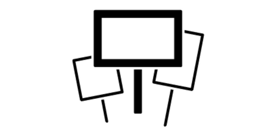 Protestschilder auf einer Demonstration als Symbol für Meinungsfreiheit