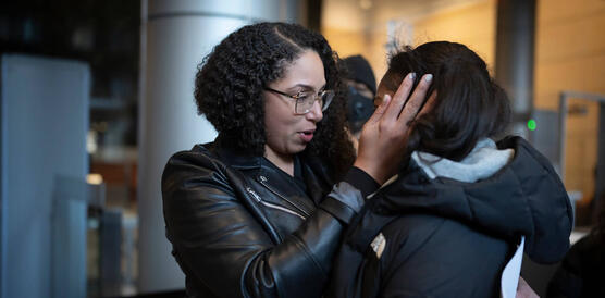  Georgia Fort legt zärtlich ihre Hände um das Gesicht ihrer Tochter.