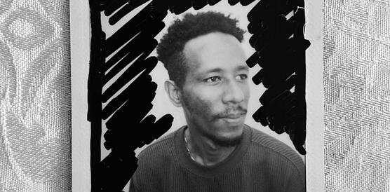 Ein junger Mann aus dem Sudan, Haare kurz, Porträt, Polaroidfoto