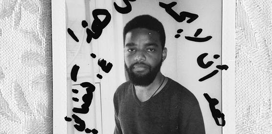 Ein junger Mann aus dem Sudan in langärmeligem Hemd, Polaroidfoto