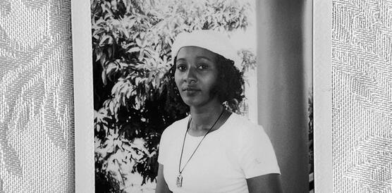 Eine junge Frau aus dem Sudan trägt Kopftuch, Polaroidfoto