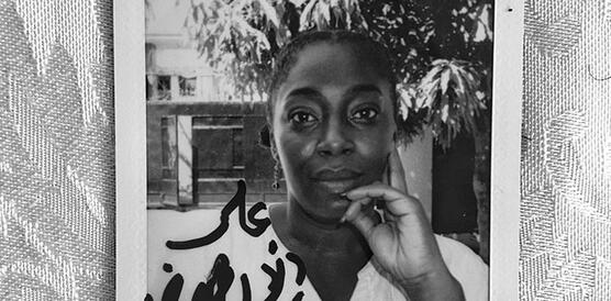 Eine junge Frau aus dem Sudan, sehr kurze Haare, Polaroidfoto