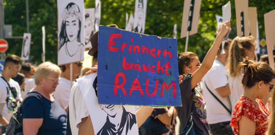 Menschen mit Protestplakaten