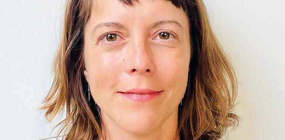 Eine Frau mit halblangem Haar, das ihr bis knapp über die Schultern reicht