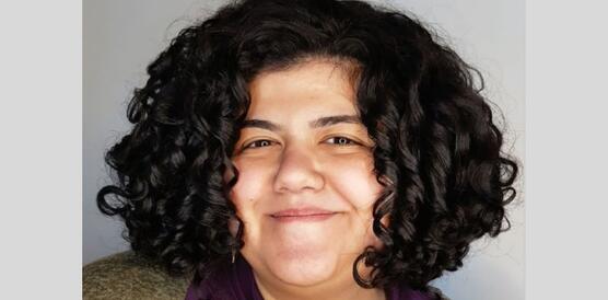 Porträtfoto von Marwa Arafa, die in die Kamera lächelt.