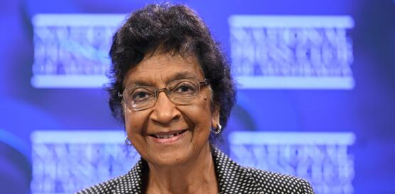 Porträtfoto von Navanethem "Navi" Pillay. Sie trägt eine Brille und lächelt in die Kamera.