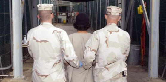 US-Soldaten und Gefangener auf dem Weg zur Krankenstation