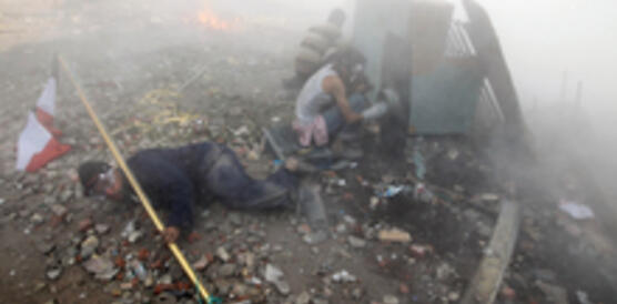 Demonstranten suchen Schutz vor den Angriffen der Polizei in der Nähe des Tahrir-Platzes in Kairo, 23. November 2011