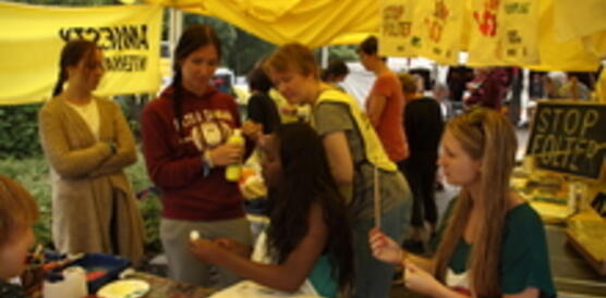 Im Amnesty-Mobil können auch Taschen bemalt werden.