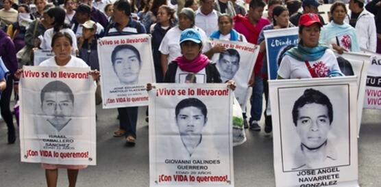 Freunde und Verwandte der 43 "verschwundenen" Studenten aus Ayotzinapa bei einer Demonstration am 26. März 2015 in Mexiko-Stadt