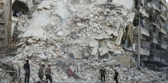 Helfer in Aleppo auf der Suche nach Überlebenden in einem bei einem Bombenangriff zerstörten Gebäude (17. Oktober 2016)