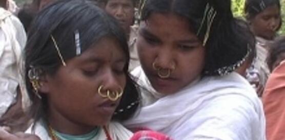 Frauen der Dongria Kondh bei einer Protestversammlung gegen den Bauxitabbau in ihrem Land