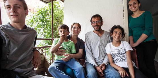 Adem Buzolli mit seiner Familie in Priština