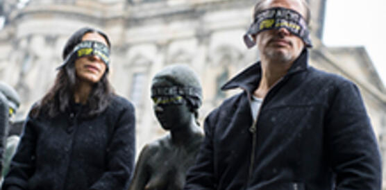 Selmin Çalışkan von Amnesty in Deutschland und Schauspieler Benno Fürmann bei der Aktion in Berlin