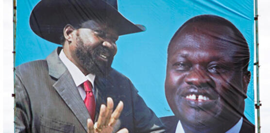 Ein Plakat mit Südsudans Präsident Salva Kiir (L) und Oppositionsführer Riek Machar (R) wirbt in Juba für Einheit (14.04.2016)