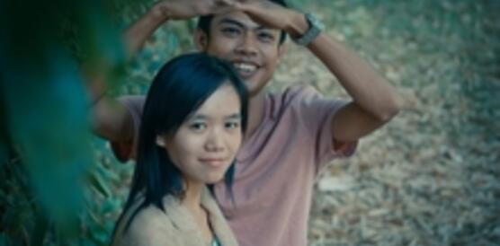 Aktivist Lin Htet Naing mit seiner Frau Phyoe Phyoe Aung vor ihrer Inhaftierung Anfang 2015 auf dem Gelände der Yangon Universit